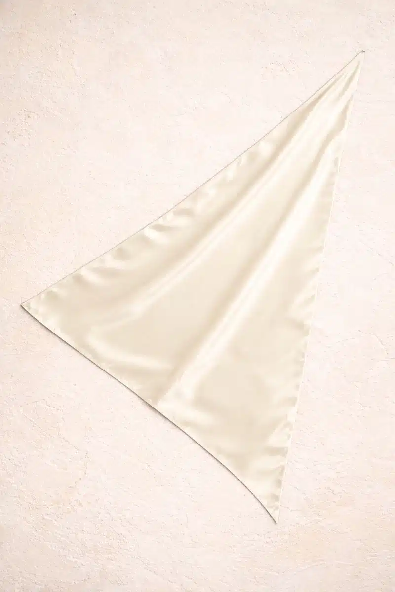 Törtfehér kendő nagy - szatén