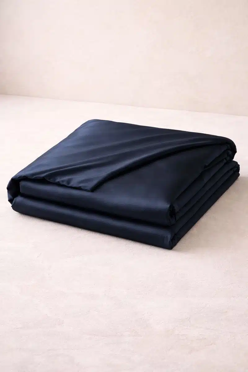 ChatGPT Image Dec 16, 2025, 08_23_16 PM Sötétkék takaróhuzat 150x200 - 100% hernyóselyem