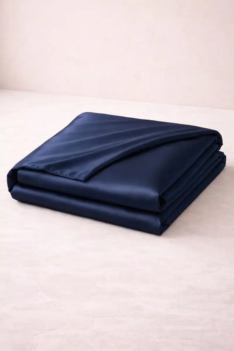 ChatGPT Image Dec 16, 2025, 08_33_59 PM Sötétkék takaróhuzat 150x200 - szatén