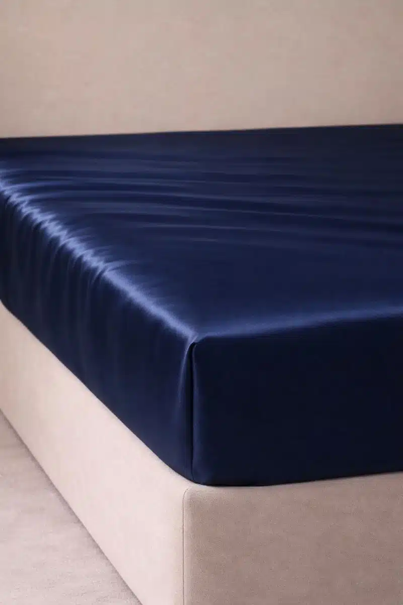 ChatGPT Image Dec 16, 2025, 09_39_02 PM Sötétkék lepedő 160x200 - szatén